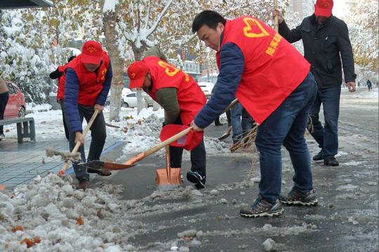 23日上午一上班,市质监局老城分局组织志愿者来到百姓鞋业门前广场