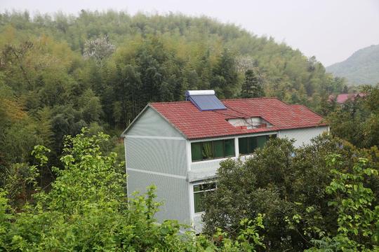 浙江山村村民住别墅青山绿水如仙境