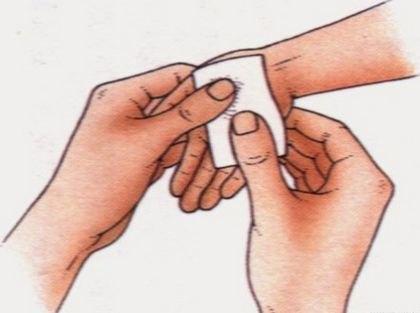 宝宝流鼻血正确止血方法