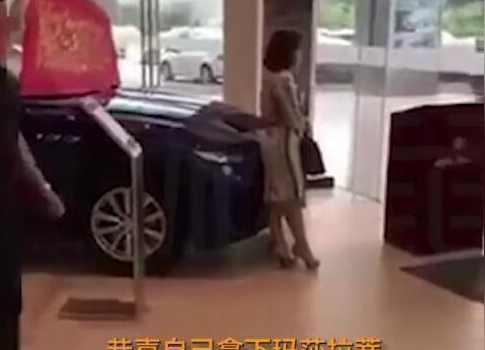 微商进店买玛莎拉蒂,拉横幅拍完照就走,百万豪车只能做背景!