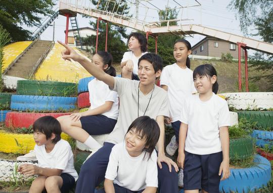 在学校操场上开心玩耍的小学生人物图片素材(51p)