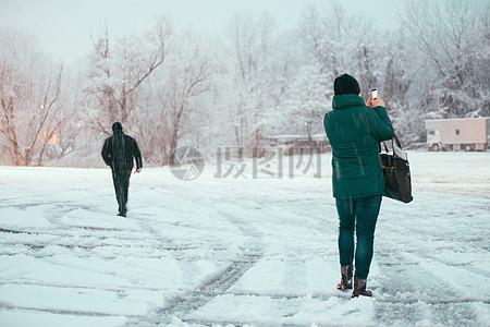 雪地上行走的人图片素材免费下载jpg图片格式高清图片100322997