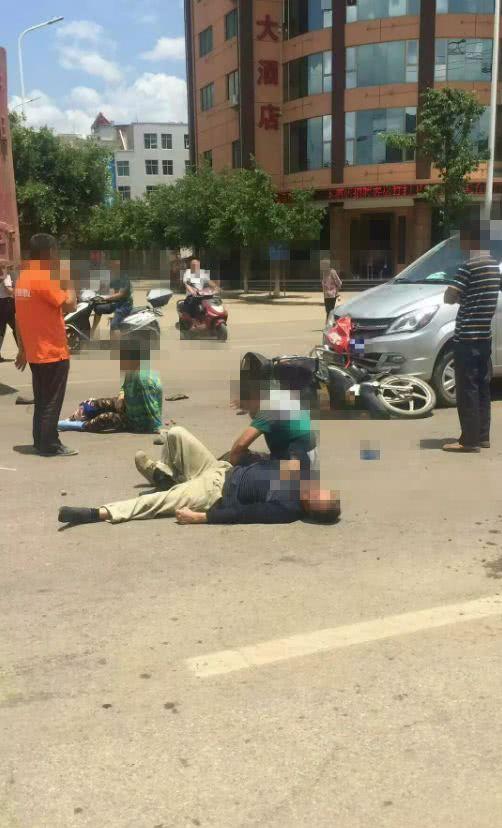 楚雄禄丰一路口发生交通事故,3人躺在地上