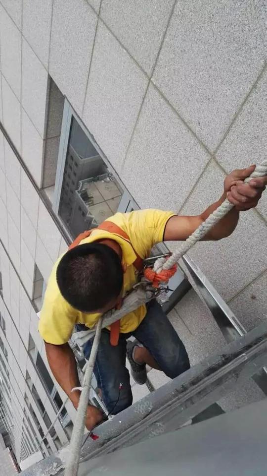 看到空调安装师傅高处作业,我腿都软了!