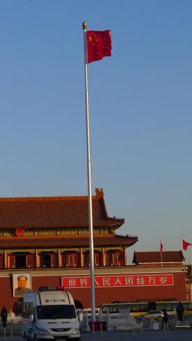 早上早早的就起来了去了天安门看了升国旗,不过因为走错了路没看到