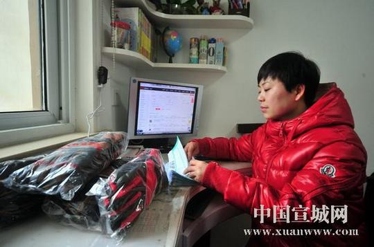 【周晓慧在家整理快递单】