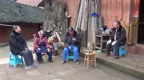 农村王四:家里来了长辈，大家一起合个影，王四幺叔帮忙拍照!