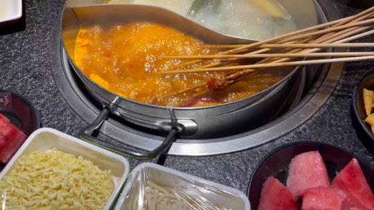 温岭红腾串串。属于小吃江湖的浪漫，抢券88元三人即享，抖音搜索:台州吃货的饿梦，抢券吧!