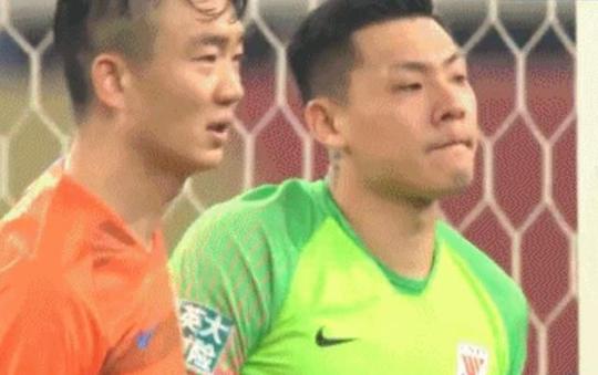 国足“替补门将”再现1无解神扑:对方外援都主动点赞!