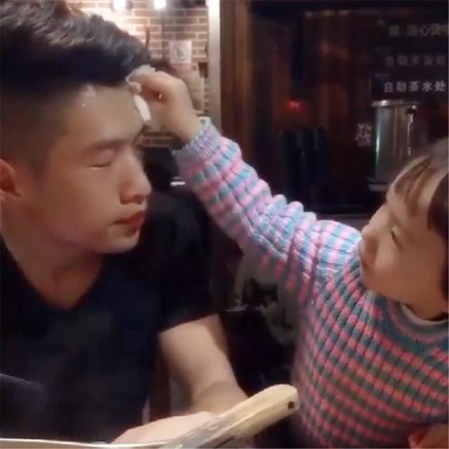 宝宝吃饭时爸爸的这个举动