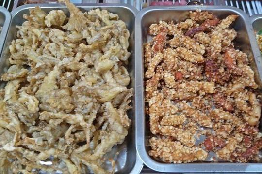 蘑菇条是孩子和女人的最爱,尤其是旁边的蔬菜丸子超级美味,怪不得生意