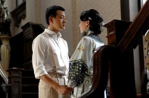 摄影师出身的第五代导演王小列在电影《与妻书》中为观众送上了一份