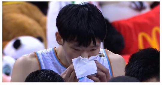 球迷点赞，谁注意到可兰的举动这是为何周琦不能成为领袖的原因