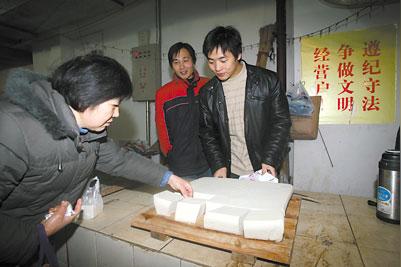大学毕业生菜场卖豆腐每天亏百元图