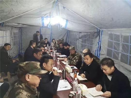 警法正文16日下午18点整,省消防总队刘赋德总队长到达现场坐镇指