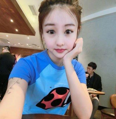 的确,快手的女主播们风格偏向卖萌,即便是高人气的炫迈妹儿和焦可然也