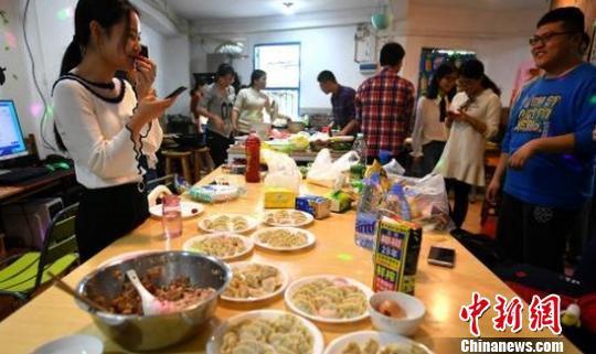 月收入上万福建农大毕业生开"共享厨房"受热捧