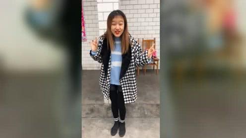 农村妇女在家不干活只知道看帅哥，老公看见后这样做，结局乐疯了!
