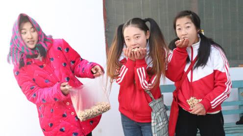 搞笑童年;小时候村里来炸爆米花的，每次妈妈都会给我炸，真好吃