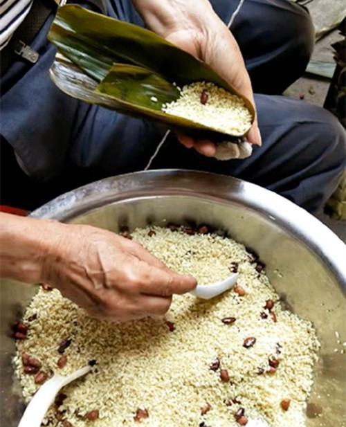 大叔把粽子这样“串”起来卖，客人一次就买20个，生意翻倍好!