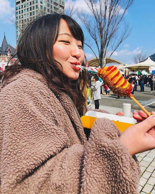 日本大叔模仿"高中嫩妹网美生活",超爆笑照片让他们因此爆红!
