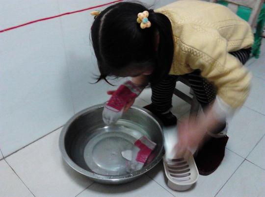 念念会洗袜子啦!
