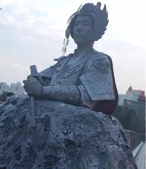 大唐不夜城，“不倒翁”引来围观，“抖音之城”西安缘何招人喜欢