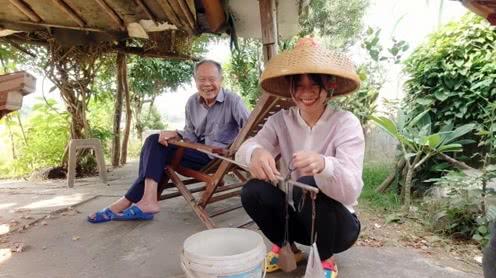 阿渔妹不愧是卖鱼高手，不仅让村民围着买，称鱼的方式也与众不同