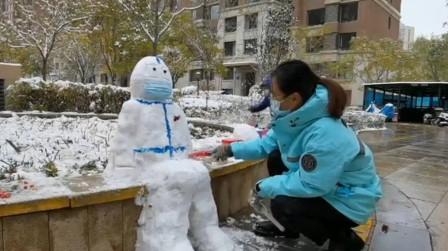 银川一小区业主堆出"大白"雪人!致敬风雪中仍坚守岗位的医护人员