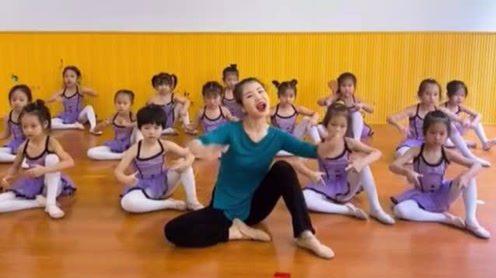 中国风幼儿舞蹈《小酒馆》，简单易学，孩子们还很喜欢边唱边跳!
