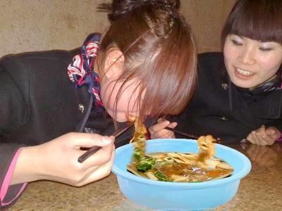 妻子外出打工赚钱，丈夫家中带孩子，出轨邻居中年女人