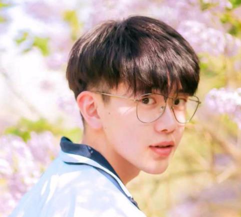 抖音男神费启鸣真实照片曝光,离开了滤镜这颜值你怎么