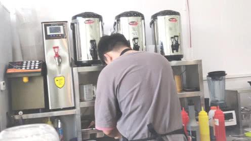 农村小伙投资十万块开奶茶店，生意火爆顾客排队，看他多久能回本