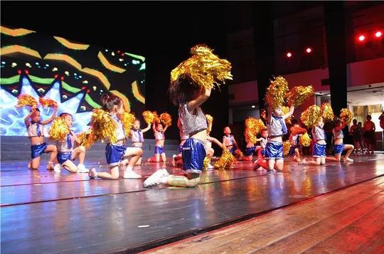 14,舞蹈《剪刀石头布》表演:小二班