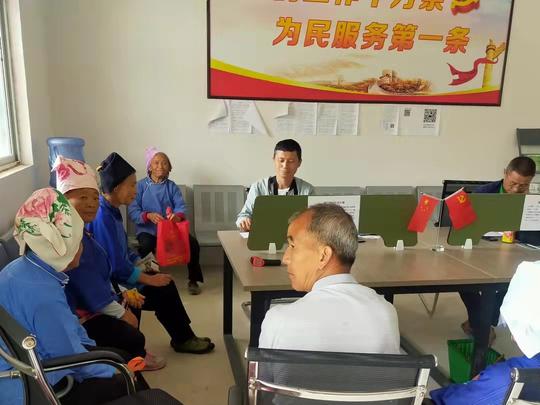 村干部赶场天到乡政务服务中心为群众办事，减少群众跑腿”次数“.jpg