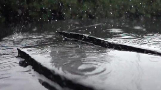 慢镜头下雨小雨雨滴流水高清视频_1920x1080_高清视频
