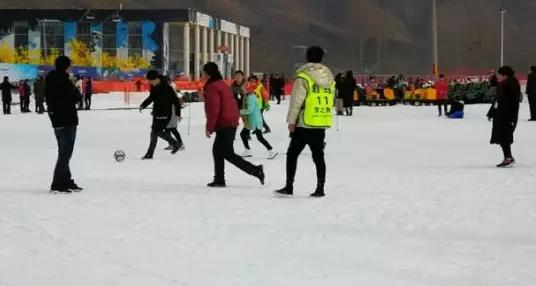 特教中心的孩子们在教练指导下,体验了冰上足球,拔河和滑雪等活动