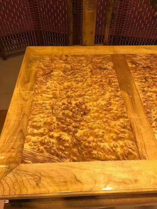 值得欣赏一套以缅甸国宝黄金樟为板金丝楠为边的家具桌椅