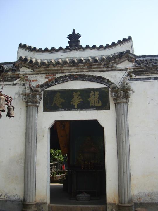 均为两层重檐楼屋,正立面在门厅明间开大门,厢房五花封火山墙下开偏门