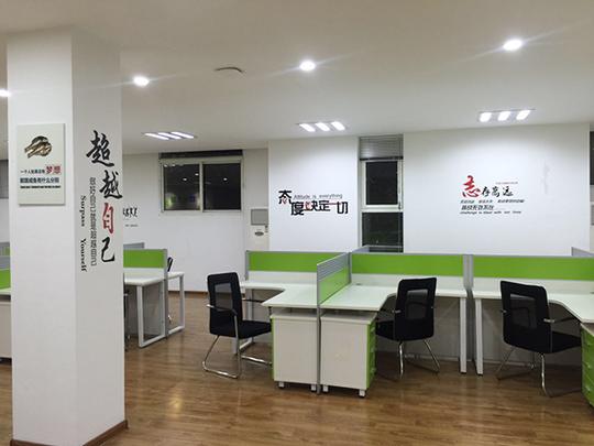兼顾其他高新技术创新创业项目的公益类,低门槛,高标准的综合性服务