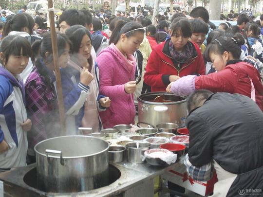 学校门前的老板生意真好!