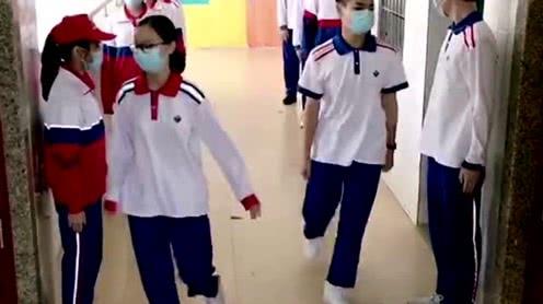 疫情过后学校为防止学生扎堆，就连上厕所都有人监视，这个方法够狠!