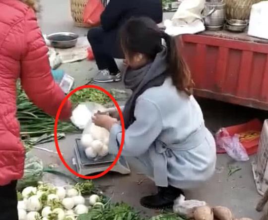 女大学生寒假帮爸妈卖菜,看到颜值后,网友:拔刀吧,各位