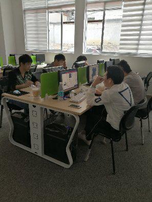 14计算机的7名学生已经进入培训之中,每天很认真的学习和工作.