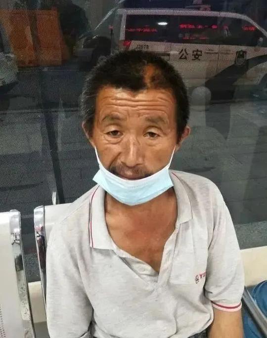 老人因无“健康码”被赶下车:不会用智能手机的5亿人，正沦为“数字难民”