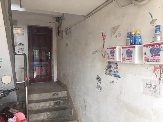 称一楼商铺业主为图方便,竟然在公共楼道上私自开了一道门,他们认为