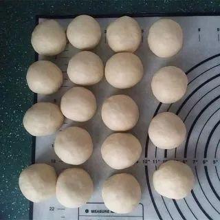 5,面包机和面的时候可制作菠萝皮:将软化的黄油a切小粒.