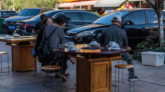 昆明小生意(老板靠路边摊火锅狂一套六套房)