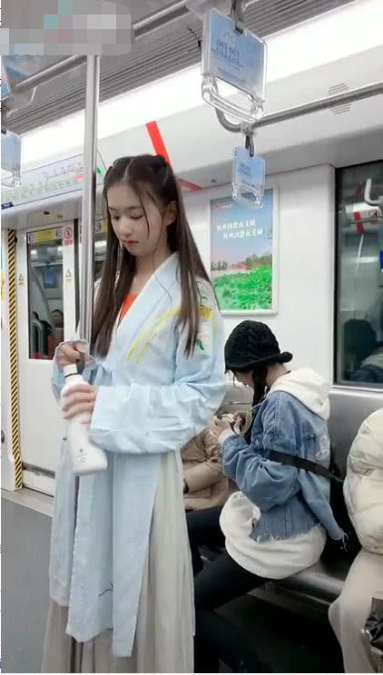 抖音地铁汉服小姐姐火了，笑起来的那刻，网友:感觉恋爱了!