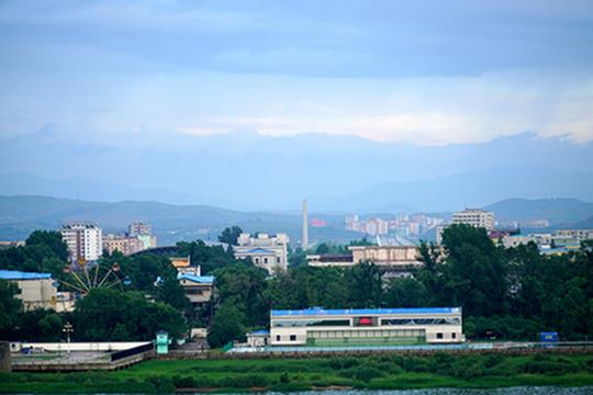 鸭绿江对岸的朝鲜平安北道府新义州市这几年也多了不少高层建筑断桥